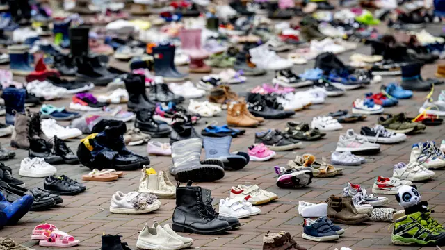 Peringati Anak-Anak Gaza Palestina yang Dibunuh Israel, Ribuan Pasang Sepatu Diletakkan di Lapangan Vredeburg Belanda