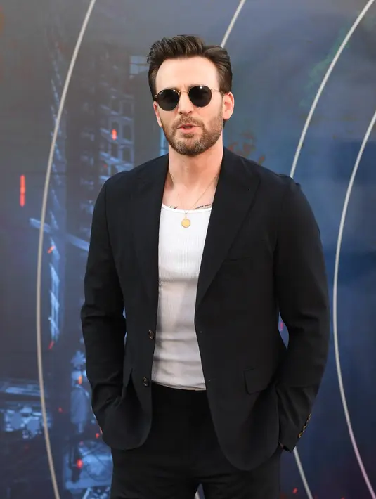 <p>Aktor Chris Evans menghadiri pemutaran perdana film The Grey Man di TCL Chinese Theatre, Hollywood, California, Amerika Serikat, 13 Juli 2022. Evans menerjang karpet merah dalam sepasang nuansa penerbang yang stylish dan menata rambut cokelatnya dengan gaya koif. (VALERI MACON/AFP)</p>