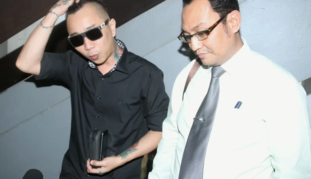 Dengan alasan tetap ingin mempertahankan rumah tangganya dengan Sheila Marcia, Kiki Mirano akan terus hadir dalam sidang cerai yang diajukan oleh istrinya. Pada sidang perdana, ia gagal bertemu Sheila. (Adrian Putra/Bintang.com)