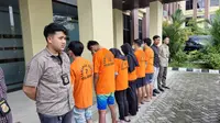 Enam tersangka joki seleksi CPNS yang dilimpahkan ke Kejati Lampung. Foto : (Liputan6.com/Ardi).