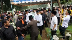 Setelah disemayamkan di rumah duka, jenazah ayahanda Nia Ramadhani, Priya Ramadhani dimakamkan, Sabtu (08/03/14) (Liputan6.com/Rini Suhartini)