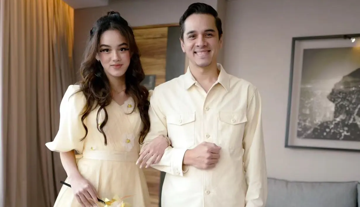 Dalam sebuah potret kebersamaan, ayah dan anak ini menuai banyak perhatian. Lantaran, banyak yang pangling melihat Shaista yang kini sudah beranjak remaja. Namun, penampilan Rionaldo Stockhorst justru masih sama seperti saat putrinya kecil. Sehingga, banyak yang menyebutnya sebagai aktor yang awet muda. (Liputan6.com/IG/@rio.stokhorst)