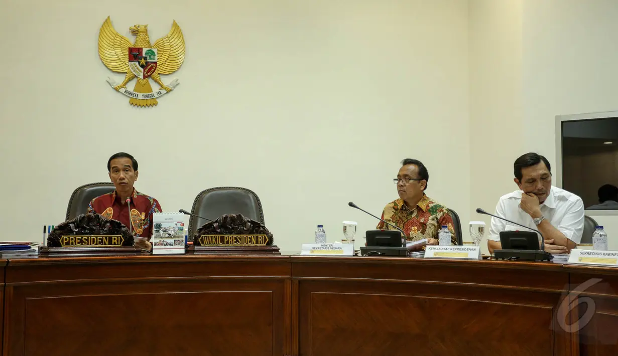 Presiden Joko Widodo saat memimpin rapat terbatas di Kantor Presiden, Jakarta, Senin (25/5/2015). Rapat terbatas tersebut membahas antara lain persiapan lebaran, infrastruktur, pertanian, pariwisata, dan sektor perikanan. (Liputan6.com/Faizal Fanani)