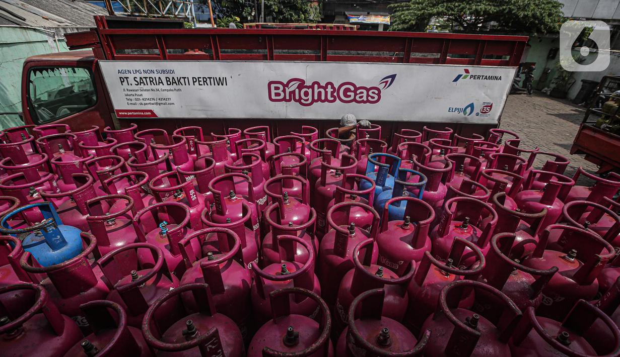 Gas elpiji terlihat di salah satu agen di Rawasari, Jakarta, Selasa (12/7/2022). Ditengah kenaikan harga gas LPG nonsubsidi seperti Bright Gas dan tabung elpiji 12 kg, Manajemen PT Pertamina Patra Niaga memastikan harga untuk LPG subsidi 3 kg tidak mengalami kenaikan atau tetap. (Liputan6.com/Faizal Fanani)