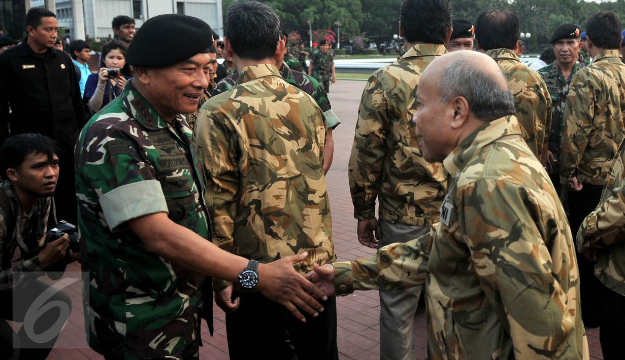 Jenderal Moeldoko memberikan ucapan selamat kepada para Pimred usai acara pembaretan, Jakarta, Selasa (16/6/2015). Pembaretan ini sebagai bentuk penghargaan kepada media yang mempunyai peran penting dalam kehidupan sosial. (Liputan6.com/JohanTallo)