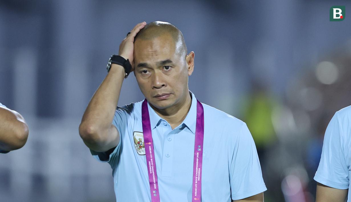 Pelatih Timnas Indonesia U-17, Kurniawan Dwi Yulianto saat laga Grup A Piala AFF U-17 2026 melawan Vietnam di Stadion Gelora Delta Sidoarjo, Sidoarjo, Jawa Timur, Minggu (19/04/2026). (Bola.com/M Iqbal Ichsan)