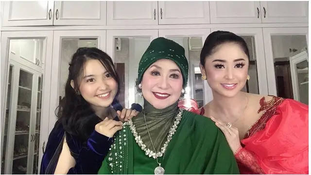 Momen Depe dan Lebby bersama Ibunda saat akan pergi kondangan.