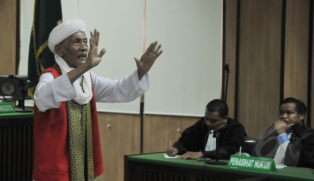 Habib Shahabuddin Anggawi menenangkan massa FPI usai sidang vonis di PN Jakarta Pusat, Senin (6/4/2015). Habib Shahabuddin dan Habib Novel divonis hakim 7 bulan penjara. (Liputan6.com/Johan Tallo)