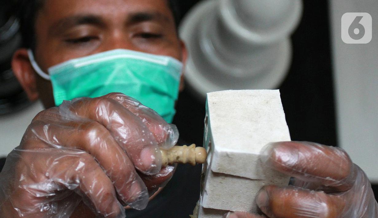 Jodi Purnama melakukan proses penyelesaian pembuatan bakso daging sapi yang berbentuk bidak catur di Bintaro, Senin  (18/11/2019). Jodi meyakini bakso daging sapi berbentuk bidak catur merupakan pertama kali yang ada di Indonesia maupun dunia.  (merdeka.com/Arie Basuki)