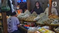 Pedagang melayani pembeli di salah satu pasar tradisional di Jakarta, Rabu (26/10/2022). Bank Indonesia (BI) dalam Survei Pemantauan Harga (SPH) memperkirakan tingkat inflasi hingga minggu ketiga Oktober 2022 mencapai 0,05% secara bulanan (month-to-month/mtm).  (Liputan6.com/Angga Yuniar)