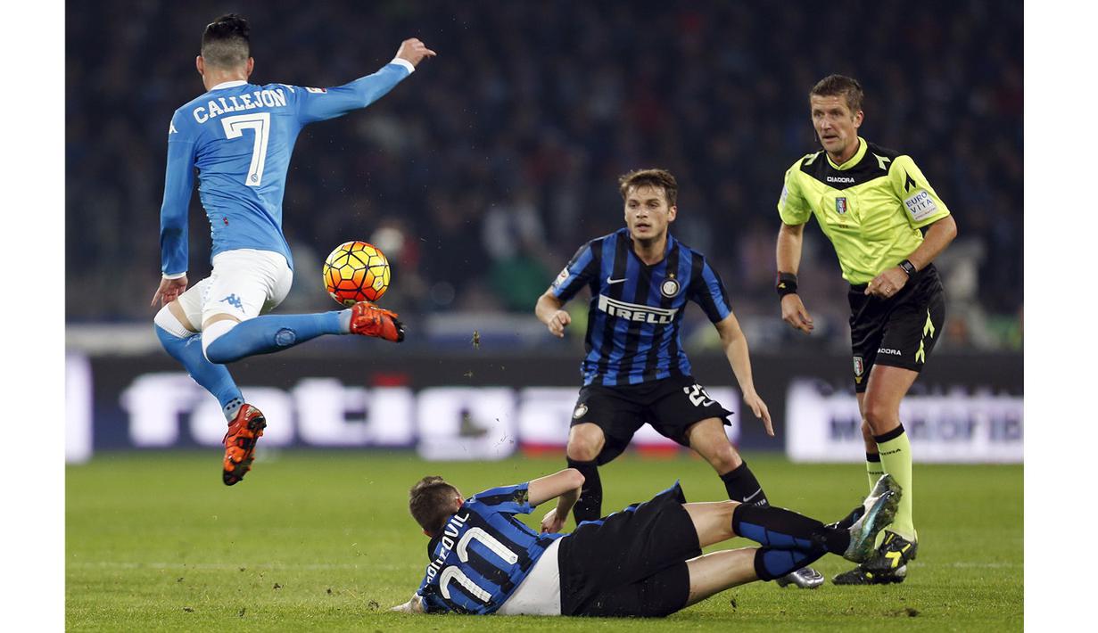Pemain Inter Milan, Marcelo Brozovic berebut bola dengan pemain Napoli, Jose Callejon  pada lanjutan liga Italia Serie A di Stadion San Paolo, Naples, Selasa(1/12/2015) dini hari WIB. Napoli menang 2-1. (REUTERS/Ciro De Luca)   REUTERS/Ciro De Luca