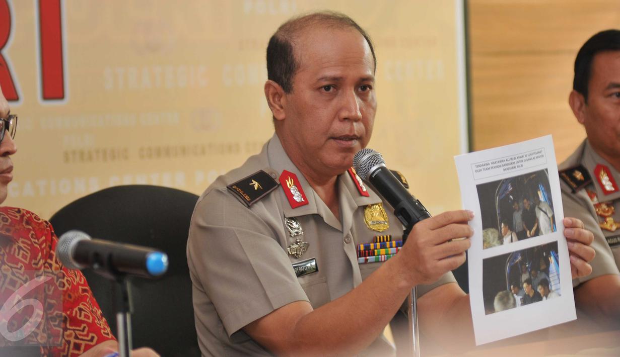 Kepala Divisi Humas Mabes Polri Brigjen Pol Boy Rafli Amar  menunjukan foto poses pemulangan Hartawan Aluwi terpidana kasus Bank Century menuju Jakarta oleh Tim Mabes Polri saat rilis di Mabes Polri, Jakarta, Jumat (22/4).(Liputan6.com/Gempur M Surya)