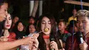 Setelah sebelumnya ia mencicipi makanan khas Jakarta, Kerak Telor, Radhika juga mencoba makanan yang cukup hits, yakni tahu bulat. Terlihat di dalam foto, Radhika bersama Indra Bekti sedang makan tahu bulat itu. (Bambang E. Ros/Bintang.com)