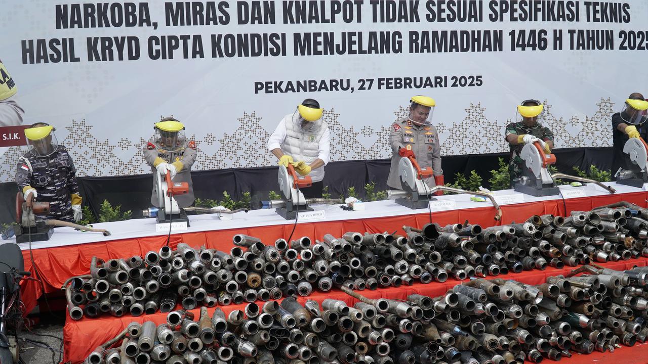 Pemusnahan knalpot brong oleh Polda Riau untuk menyambut bulan suci Ramadan.