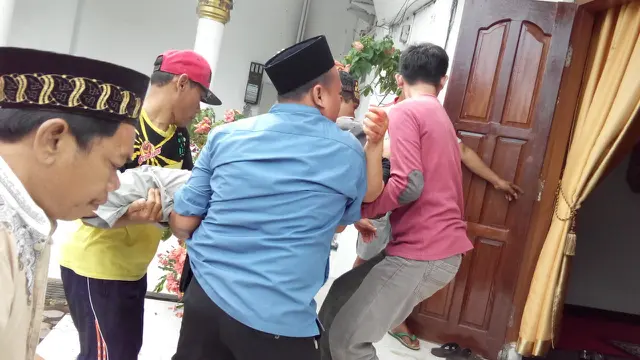 20160912-jokowi-bengkulu-ustad pingsan