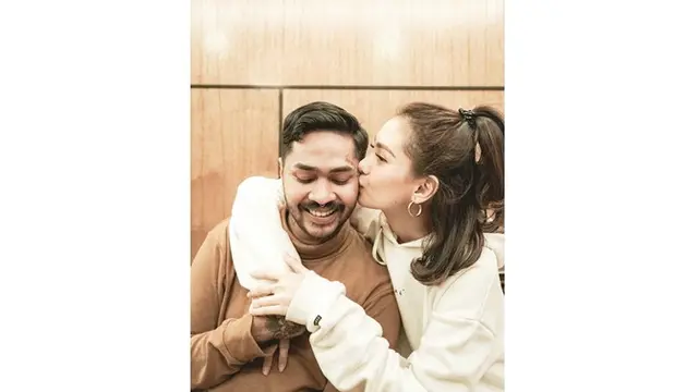 7 Potret Mesra Onadio Leonardo dan Sang Istri yang Tengah Hamil 8 Bulan