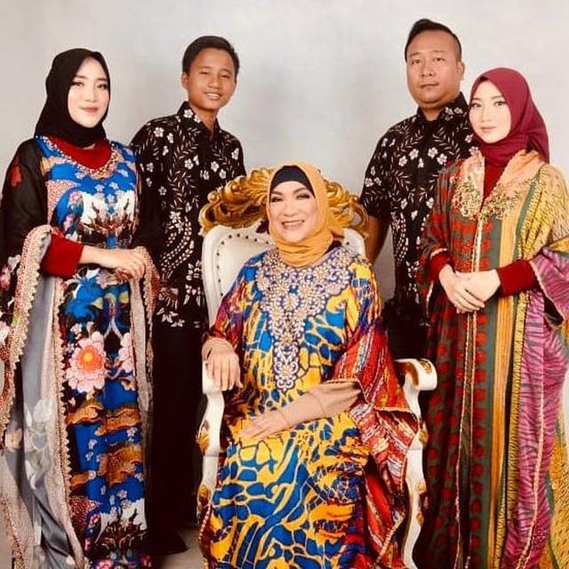 6 Momen Kenangan Dorce Gamalama dengan Anak Angkatnya, Harmonis