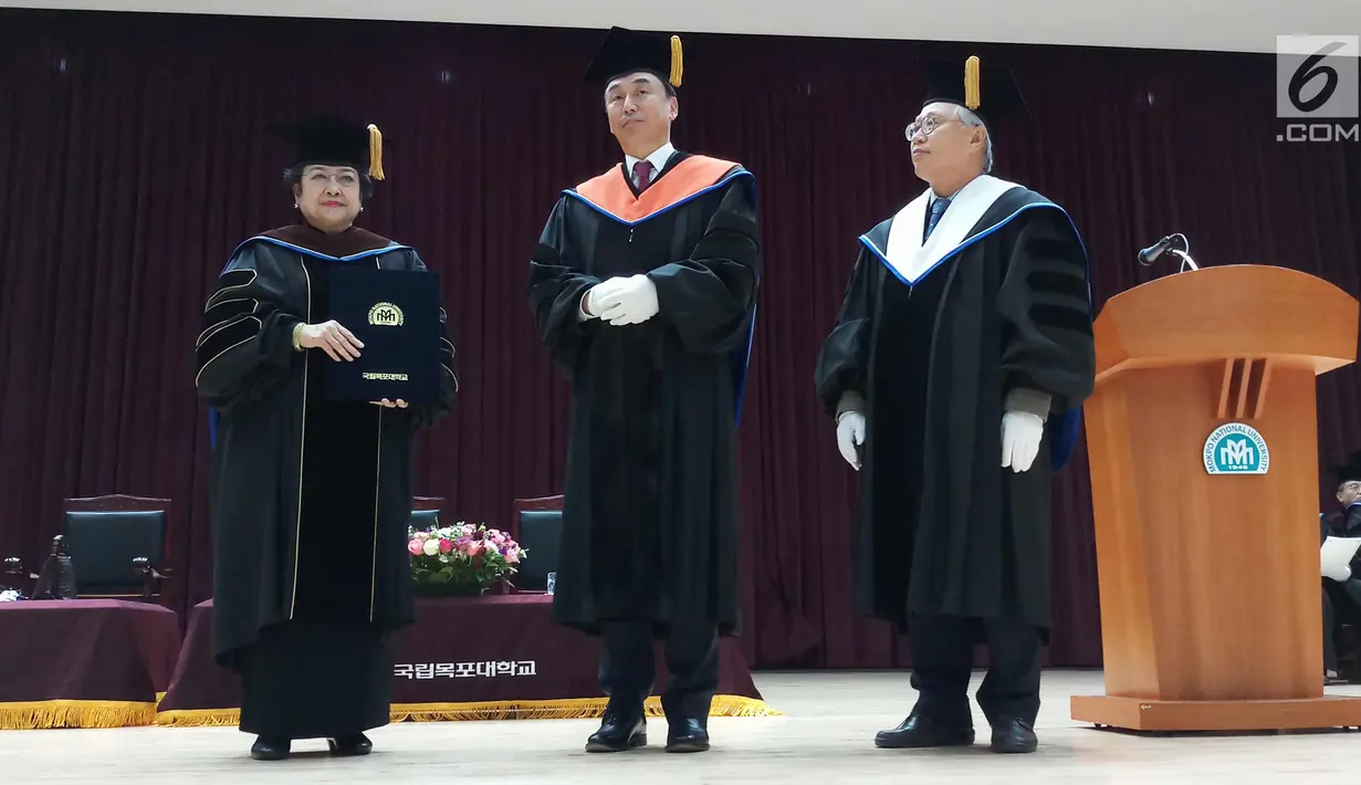 Presiden ke-5 RI Megawati Soekarnoputri (kiri) foto bersama usai menerima gelar Doktor Kehormatan bidang Demokrasi Ekonomi dari Mokpo National University Korea Selatan. Ini merupakan gelar Doktor HC keenam Megawati. (Liputan6.com/Andry Haryanto)