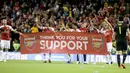 Para pemain Arsenal membawa spanduk menyapa suporter usai pertandingan melawan Chelsea pada  International Champions Cup (ICC) di Stadion Aviva di Dublin (1/8). Arsenal menang atas Chelsea lewat adu penalti 6-5. (AFP Photo/Paul Faith)