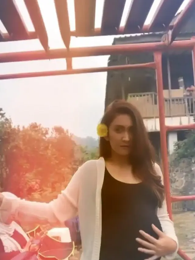 Pamer Baby Bump, 7 Potret Nafa Urbach Saat Syuting Film Iblis Dalam Kandungan