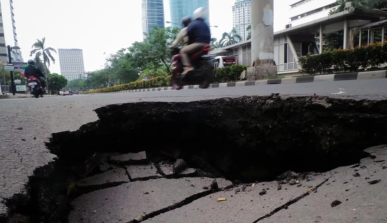 Lebih kurang 50 cm kedalaman jalan yang amblas di depan Wisma Bakrie, Kuningan, Jakarta, (12/8/2014). (Liputan6.com/Faizal Fanani)