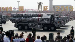 Kendaraan militer membawa rudal HQ-9B dalam parade HUT ke-70 RRC di Beijing, China, Selasa (1/10/2019). HQ-9 mampu mencegat drone, pesawat, dan rudal dari jarak 160 mil. (AP Photo/Ng Han Guan)