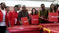 Ketua Umum Partai Solidaritas Indonesia (PSI) Grace Natalie bersama Ketua KPU Arief Budiman menunjukkan sejumlah kontainer berisi berkas saat mendaftarkan PSI sebagai peserta pemilu 2019 ke KPU, Jakarta, Selasa (10/10). (Liputan6.com/Johan Tallo)