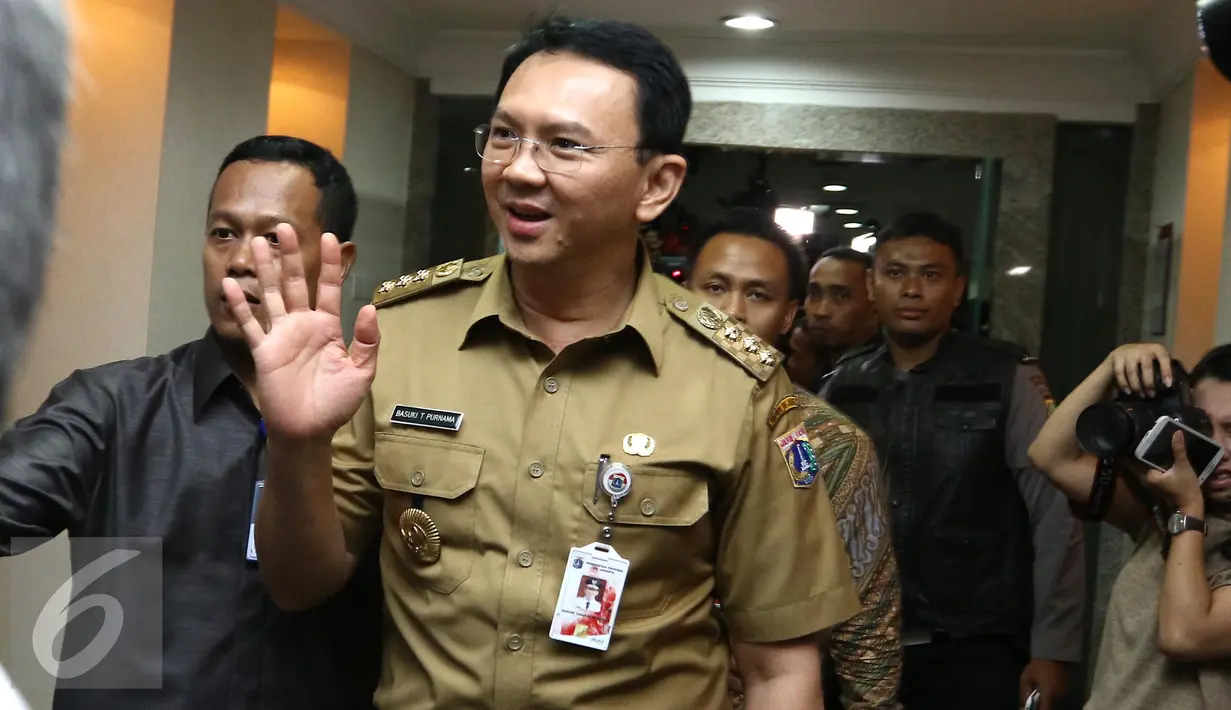 Gubernur DKI Jakarta Basuki Tjahaja Purnama (Ahok) saat tiba di Kemnko Maritim, Jakarta, Senin (18/4). Ahok bersama Menteri LHK dan Menko Maritim & Sumber Daya akan rapat membahas Reklamasi Teluk Jakarta. (Liputan6.com/Angga Yuniar)