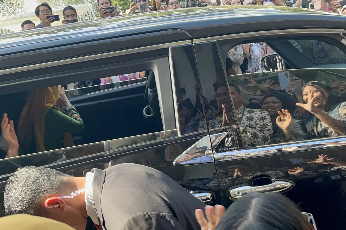Wakil Presiden (Wapres) ke-14 RI Gibran Rakabuming Raka, beserta keluarga melepas kepergian Wapres ke-13 RI Ma’ruf Amin