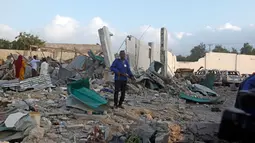 Tentara berjaga di sekitar bangunan yang hancur menyusul serangan bom mobil kembar di Ibu Kota Mogadishu, Somalia, Sabtu (24/2). Ledakan pertama terjadi di Hotel Dorbin dekat Markas Dinas Intelijen Somalia. (AP Photo/Farah Abdi Warsameh)