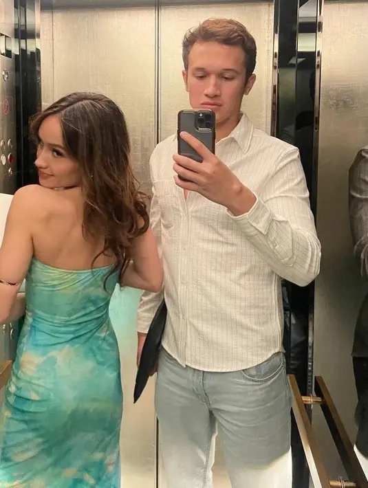 Begini gemasnya Cinta dan Arya kala mirror selfie. Cinta dengan strapless dress motif tie dyenya, sementara Arya dengan kemeja dan celana jeans-nya. [Foto: IG/claurakiehl].