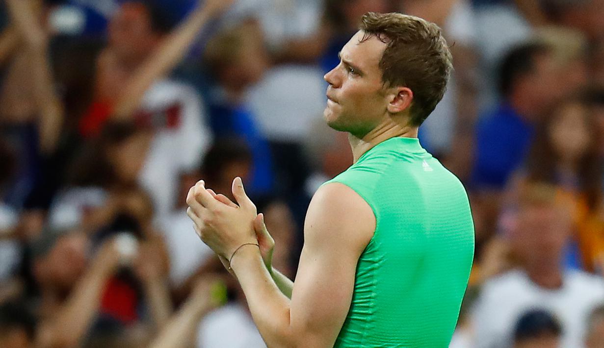 Reaksi Manuel Neuer usai Jerman dikalahkan Prancis 2-0 saat Semi Final Piala Eropa 2016 di Stade Velodrome, Marseille, Jumat (8/7). (REUTERS / Kai Pfaffenbach)