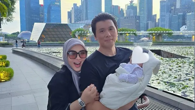 Momen Syahrini dan Reyno Barack Kompak Momong Anak saat di Singapura, Gayanya Jadi Sorotan