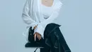 Girly look Zee JKT48 mengenakan tank top putih ditumpuk oversized shirt yang juga berwarna putih, celana denim, kaus kaki panjang dan sepatu kulit yang sama-sama berwarna putih. [Foto: Instagram/jkt48.zee]