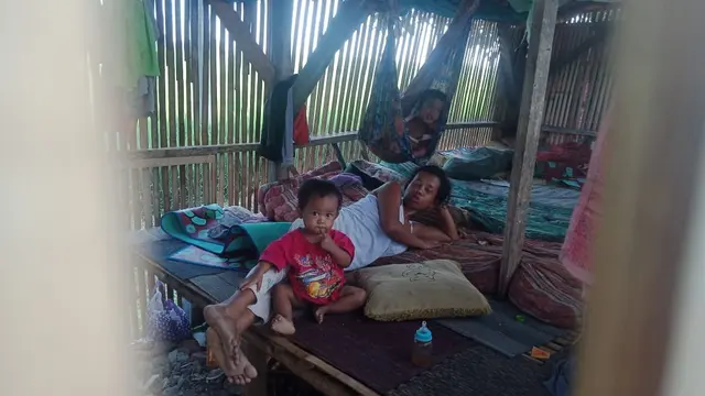 Potret keluarga Abas Basari, warga Desa Gempol, Kecamatan Banyusari, Karawang yang masih terbelenggu kemiskinan. (Liputan6.com/Abramena)