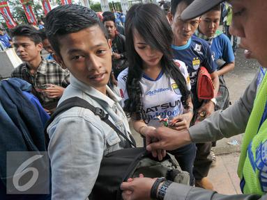 Petugas keamanan memeriksa barang bawaan penonton pertandingan Persib melawan Persija di Stadion Gelora Bandung Lautan Api, Bandung, Sabtu (16/7/2016).Persib dan Persija akan bertanding dalam lanjutan TSC 2016. (Liputan6.com/Yoppy Renato)
