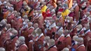 Biksu Buddha Korea Selatan berdoa selama rapat umum menentang kebijakan pemerintah di Kuil Jogye, Seoul, Korea Selatan, 21 Januari 2022. Ribuan biksu Buddha berkumpul untuk memprotes dugaan diskriminasi agama oleh pemerintah Korea Selatan. (AP Photo/Ahn Young-joon)