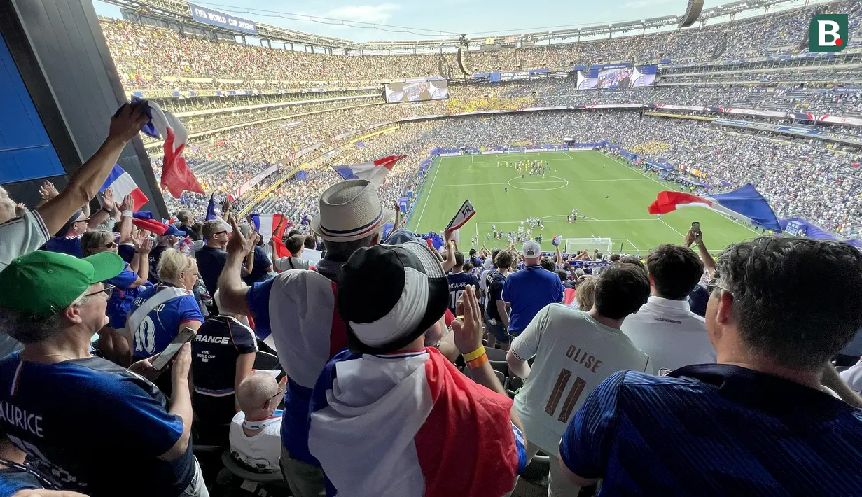 Suporter Timnas Prancis mengibarkan bendera dan memenuhi tribune MetLife Stadium saat menyaksikan laga babak 32 besar Piala Dunia 2026 melawan Swedia di New York, New Jersey, Amerika Serikat, Selasa (30/6/2026) waktu setempat atau Rabu (1/7/2026) dini hari WIB. Dukungan tanpa henti mengiringi kemenangan Les Bleus 3-0 yang memastikan langkah ke babak 16 besar. (KLY Sports/Hery Kurniawan)