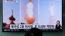 Seorang pria menonton berita TV yang menunjukkan peluncuran Rudal Pukguksong-2, Seoul, Korea Selatan, Senin (13/2). KCNA menyebut rudal Pukguksong-2 sebagai "senjata strategis jenis baru gaya Korea" yang telah dikembangkan. (AP Photo / Ahn Young-joon)