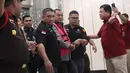 Mantan Wakil Kepala Badan Gizi Nasional (BGN), Lodewyk Pusung (mengenakan rompi tahanan), digiring menuju mobil tahanan usai menjalani pemeriksaan di Gedung Kejaksaan Agung RI, Jakarta, Rabu (3/6/2026). (Kapanlagi.com/Budy Santoso)