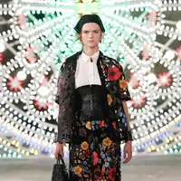 Koleksi mewah sarat akan warisan budaya luhur pda koleksi Dior Cruise 2021.