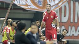 Striker Persija Jakarta, Marko Simic, mengamati permainan rekannya saat mengganti baju yang robek pada laga persahabatan melawan Selangor FA di Stadion Patriot, Jawa Barat, Kamis (6/9/2018). Persija kalah 1-2 dari Selangor FA. (Bola.com/M Iqbal Ichsan)