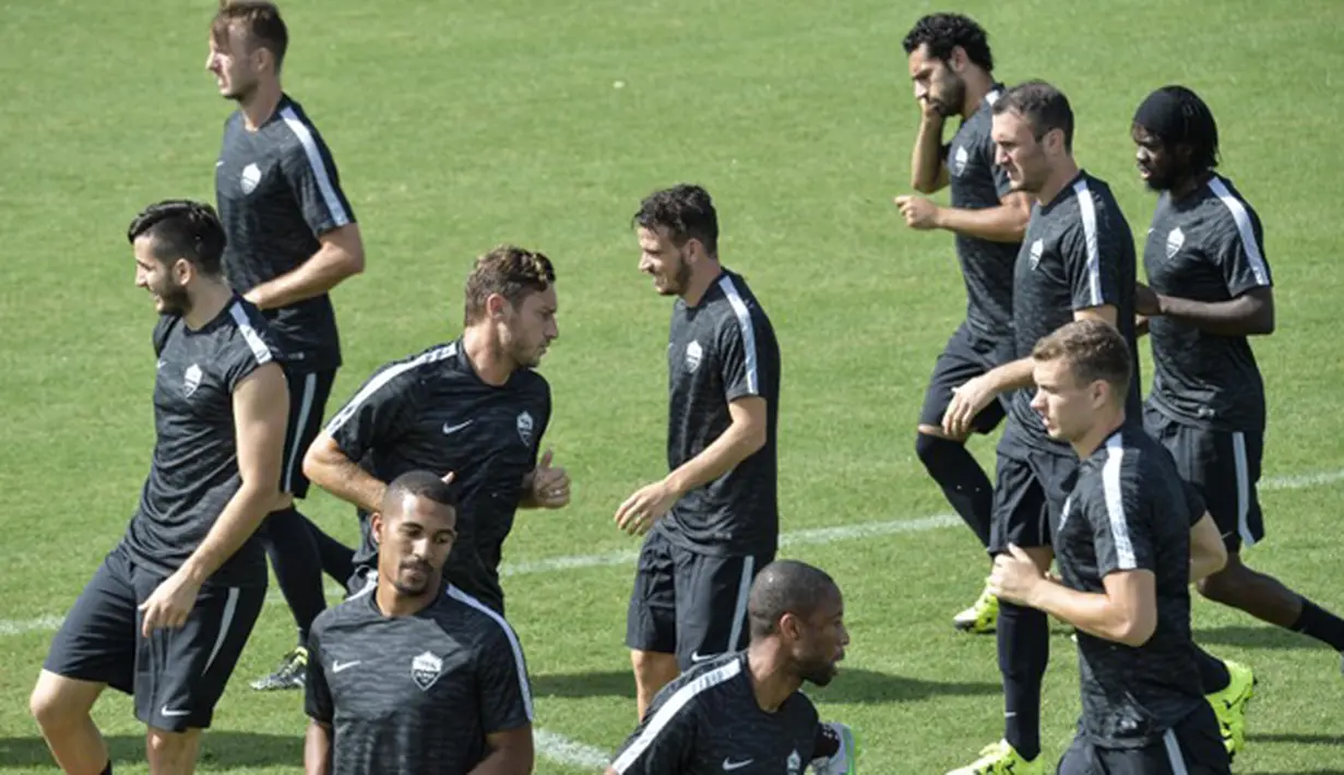 Pemain AS Roma melakukan pemanasan saat sesi latihan di Trigoria, Roma, Italia (15/9/2015). AS Roma akan menantang Barcelona di leg pertama penyisihan Grup E Liga Champions. (AFP PHOTO/ANDREAS Solaro)