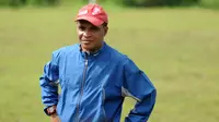 Alexander Saununu, pelatih kepala Perseru Serui. (Bola.com/Iwan Setiawan)