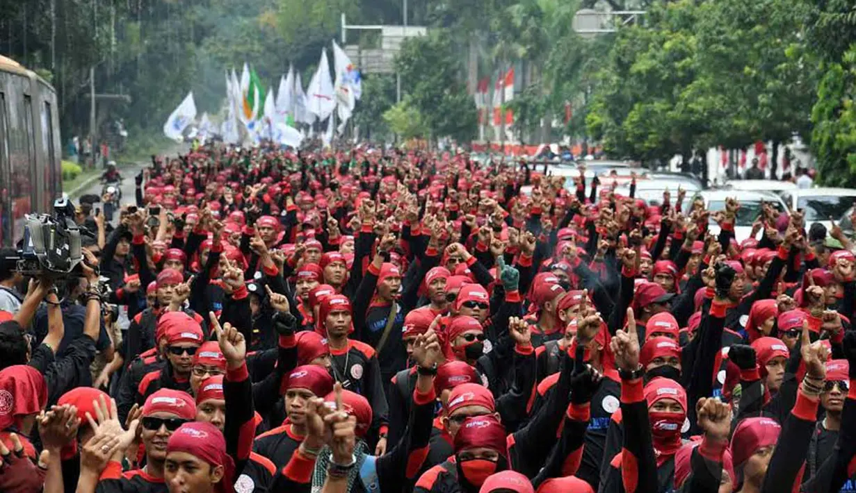  Massa buruh tampak mengacungkan 1 jari yang ditujukan sebagai dukungan terhadap pasangan Prabowo-Hatta Radjasa (Liputan6.com/Miftahul Hayat)