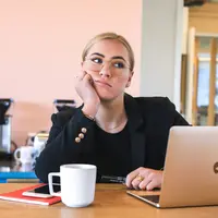 Jenuh akibat pekerjaan bukan menjadi penghalang, cari cara yang efektif agar beban pekerjaan terasa lebih ringan (Foto: Magnetme/Unsplash)