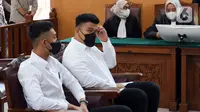 Terdakwa kasus penganiayaan David Ozora, Mario Dandy (kiri) dan Shane Lukas (kanan) menjalani sidang tuntutan di Pengadilan Negeri Jakarta Selatan, Jakarta, Kamis (10/8/2023). Sidang pembacaan tuntutan oleh Jaksa Penuntut Umum (JPU) ditunda hingga 15 Agustus 2023 lantaran jaksa masih membutuhkan waktu untuk menyempurnakan tuntutan. (Liputan6.com/Herman Zakharia)