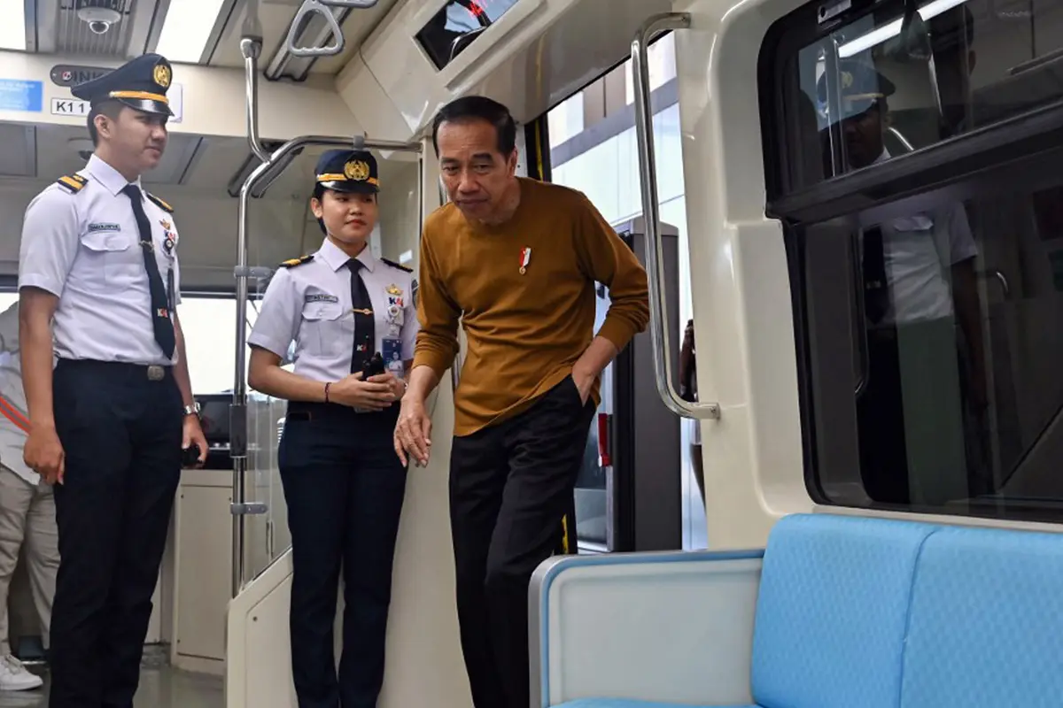 Presiden Jokowi Jajal LRT