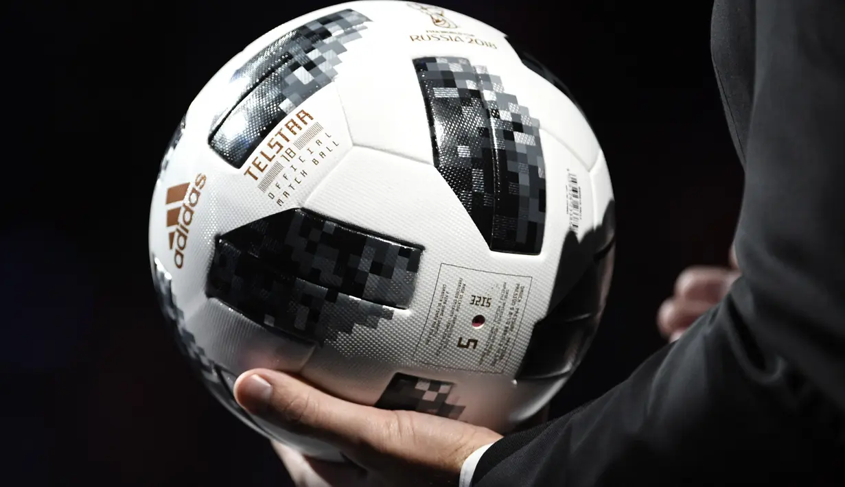 Bola Telstar 18 yang akan menjadi official pada Piala Dunia 2018 dipajang saat undian berlangsung di State Kremlin Palace, Moscow, (1/12/2017). Piala Dunia 2018 berlangsung sejak 14 Juni hingga 15 Juli 2018 di Rusia. (AFP/Alexander Nemenov)