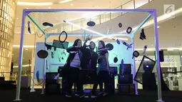 Pengunjung berswafoto di instalasi Adidas Original Is Never Finished di Senayan City, Jakarta, Rabu (28/2). Pameran instalasi seni mengkombinasikan personality adicolor, prophere dan EQT. (Liputan6.com/Angga Yuniar)
